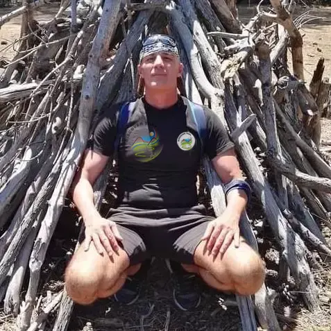 Fabio Leoncini accompagnatore Federtrek in posa sotto un albero