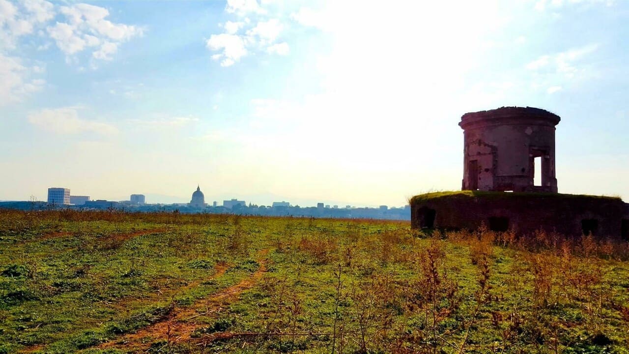 Perfierie di Roma con DiscoverTrek, visione di un casale in una distesa di erba